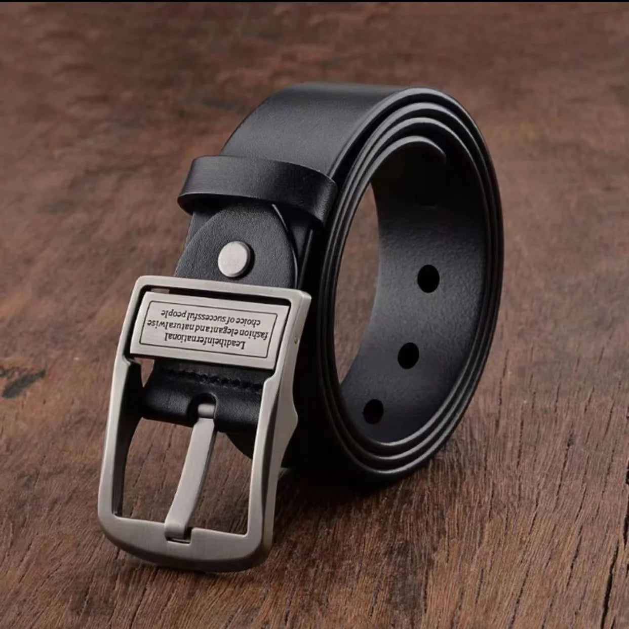 New men's belt in bovine leather, with a metal alloy pin buckle, luxury, for adults, ideal for jeans and casual wear.