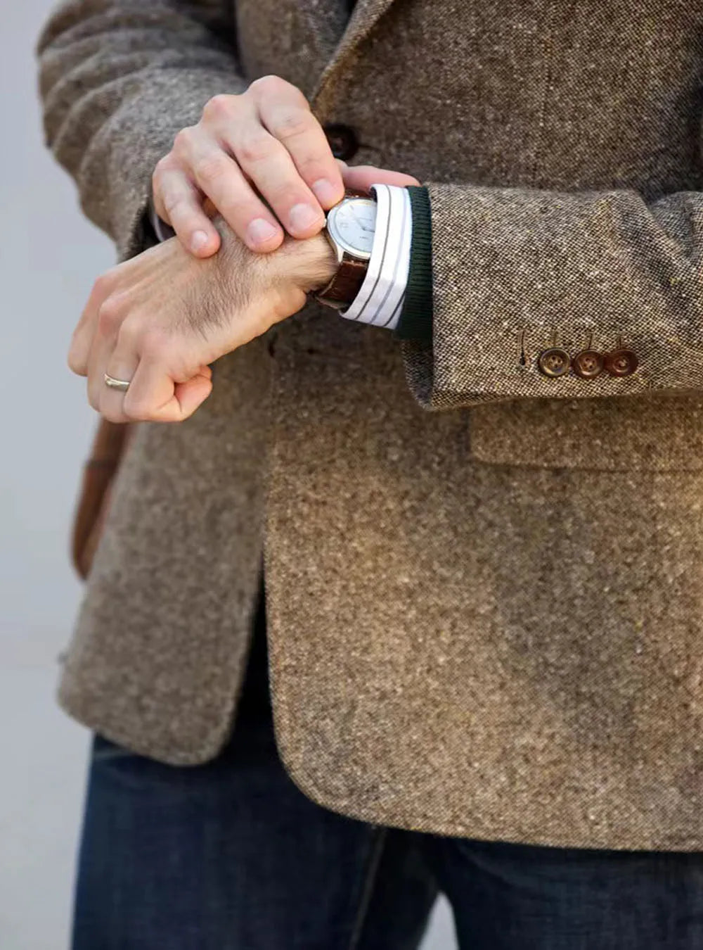 Men's vintage brown tweed blazer for winter, with patchwork details, elegant, for business, formal occasions.